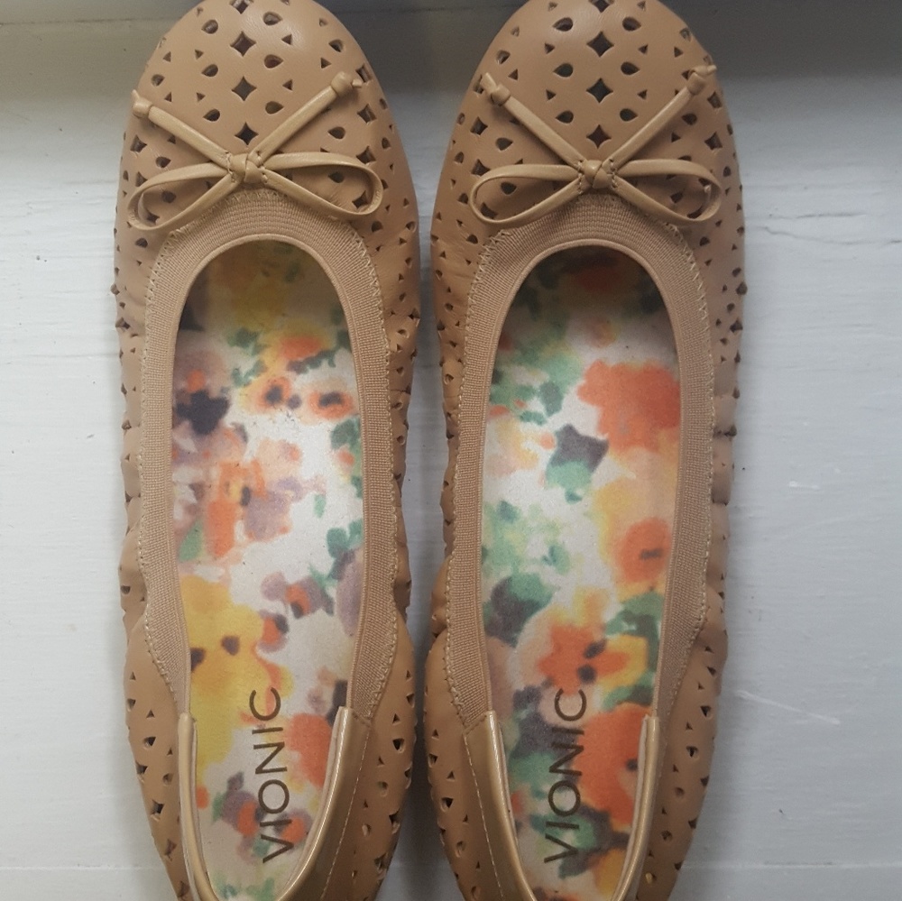 Nude Vionic Flats, Size 8.5, barely worn
